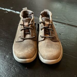 Boys size 9 Gray Ugg